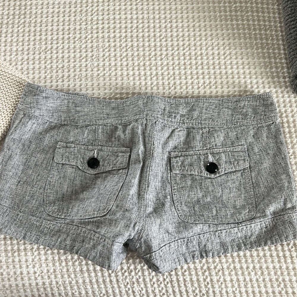 Full button closure - Picture 4 of 4